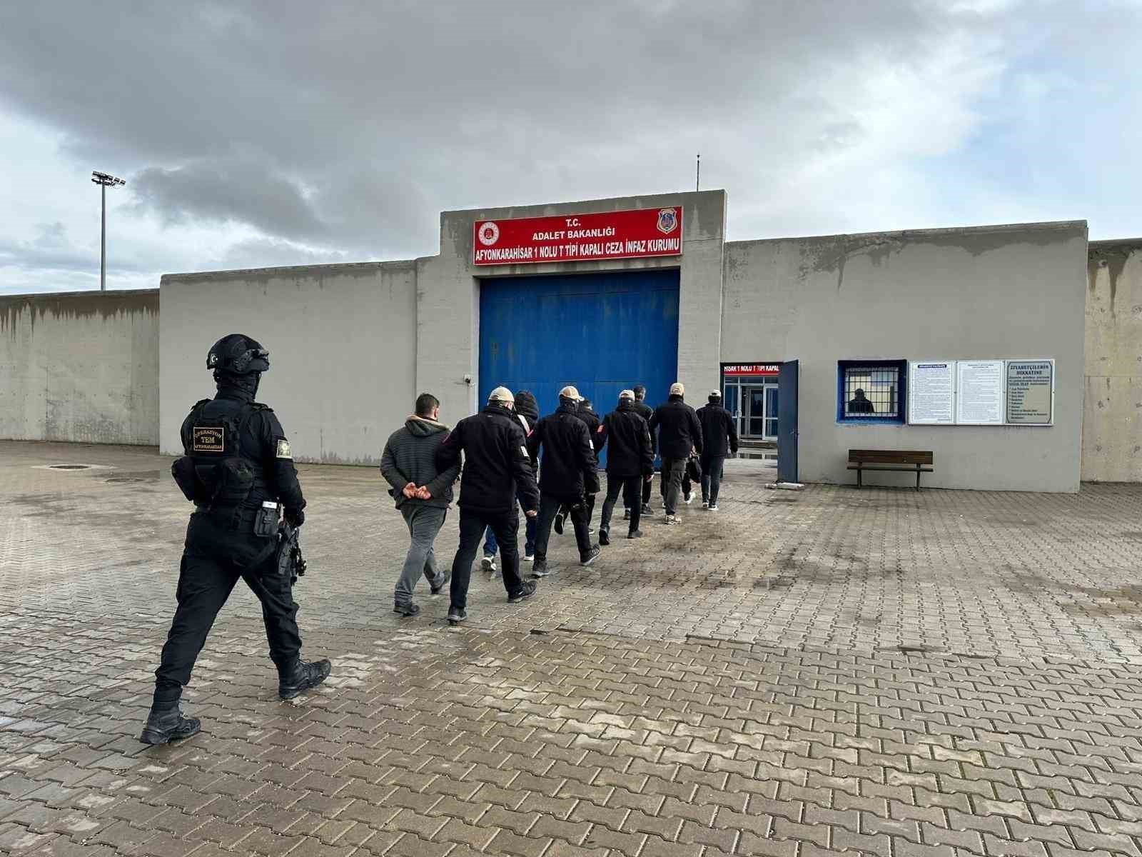 deasin interpol tarafindan aranan sozde 7 yoneticisi afyonkarahisar polisi tarafindan yakalandi 0 PJpEnarI