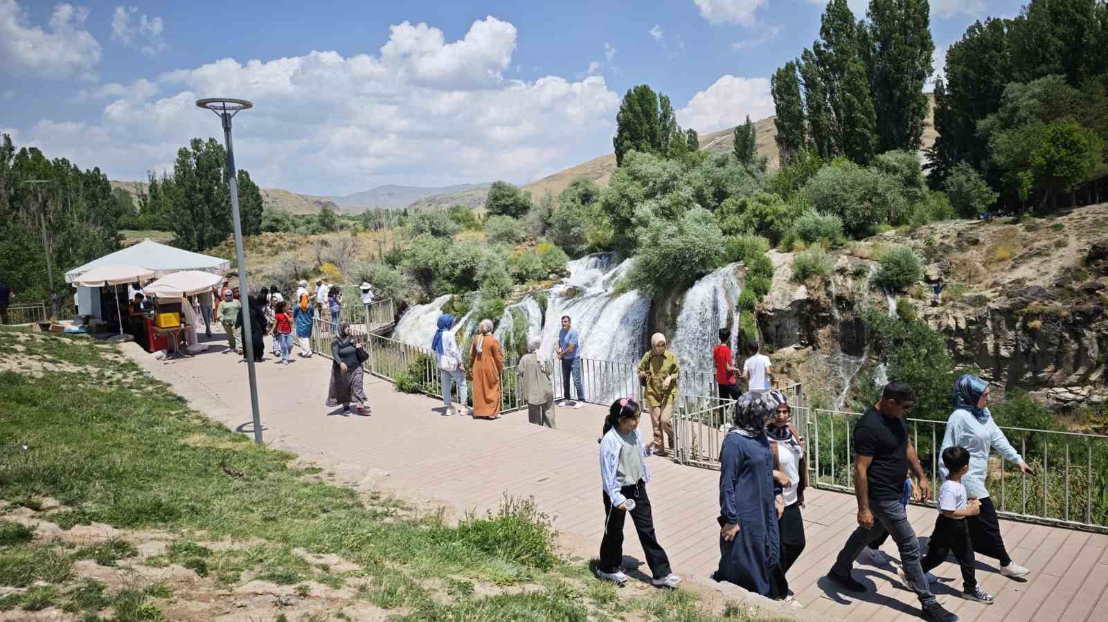 debisi yukselen muradiye selalesine ziyaretci akini 0 HUsIgsW7