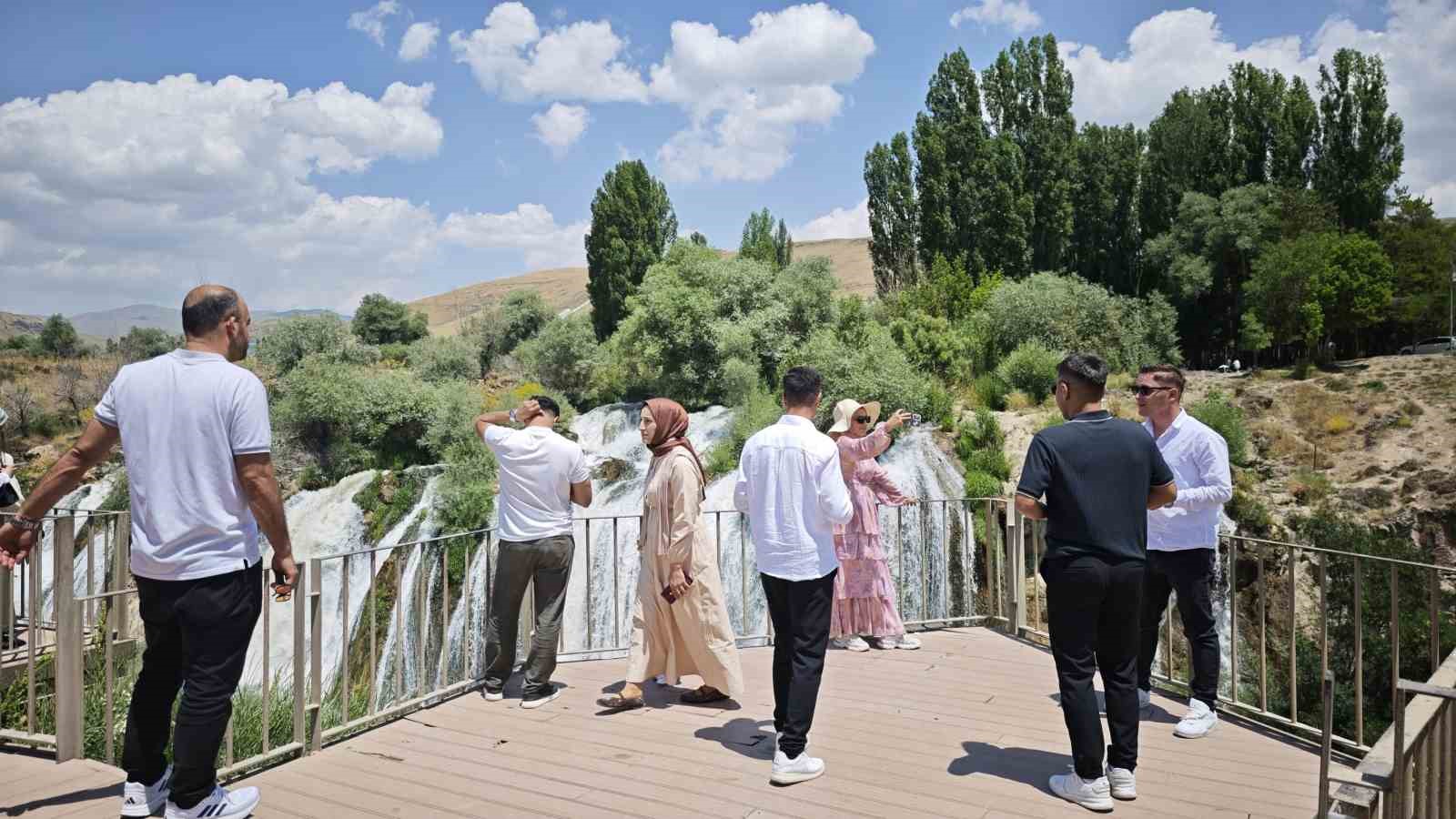 debisi yukselen muradiye selalesine ziyaretci akini 2 IyllFt2Y