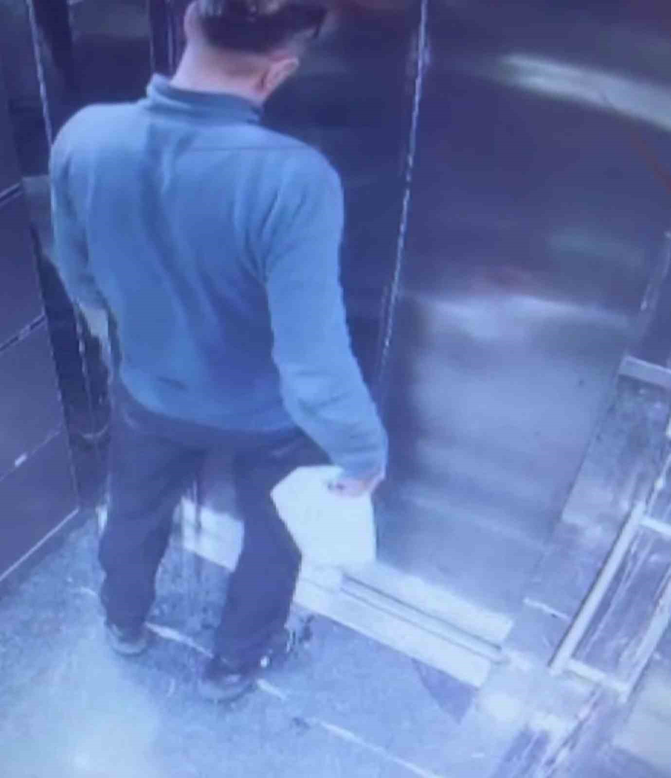 dedektif gibi iz suren apartman yonetimi asansordeki idrar kokusunun kaynaginin kargocu oldugunu tespit etti 3VKsrAC2