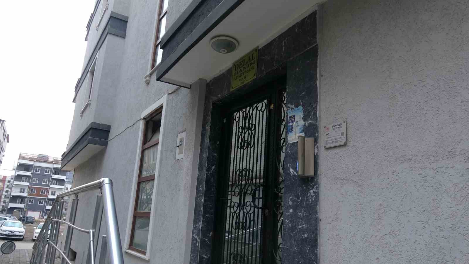 dedektif gibi iz suren apartman yonetimi asansordeki idrar kokusunun kaynaginin kargocu oldugunu tespit etti PiGrRN8K