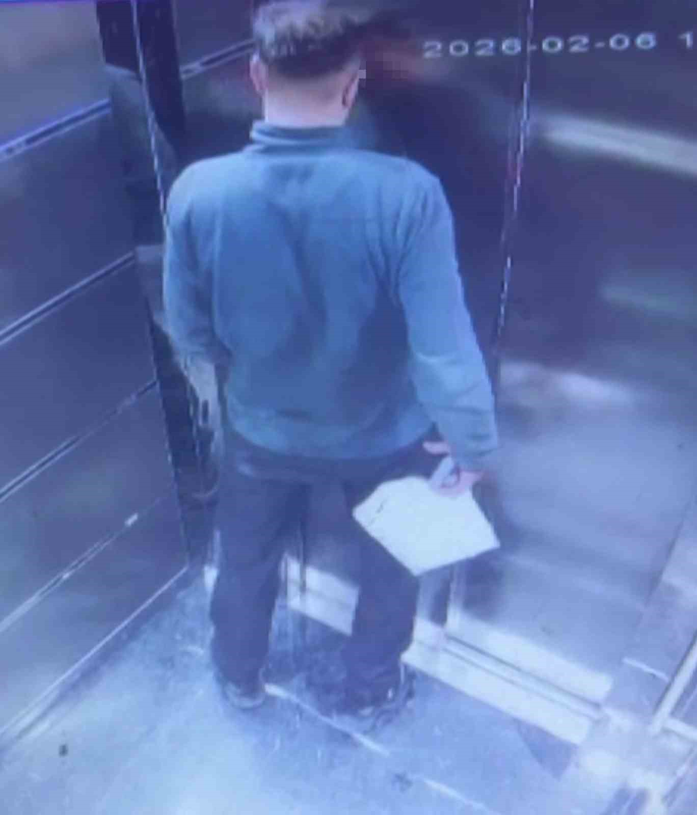 dedektif gibi iz suren apartman yonetimi asansordeki idrar kokusunun kaynaginin kargocu oldugunu tespit etti Vgt5PnTz