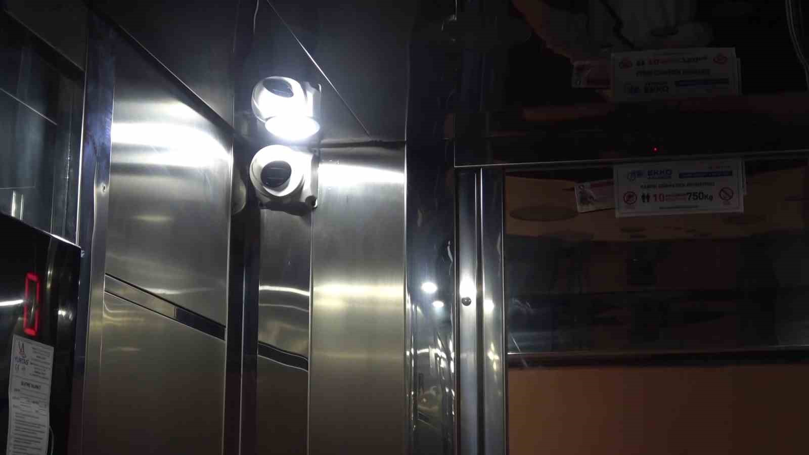 dedektif gibi iz suren apartman yonetimi asansordeki idrar kokusunun kaynaginin kargocu oldugunu tespit etti laZ21sQP