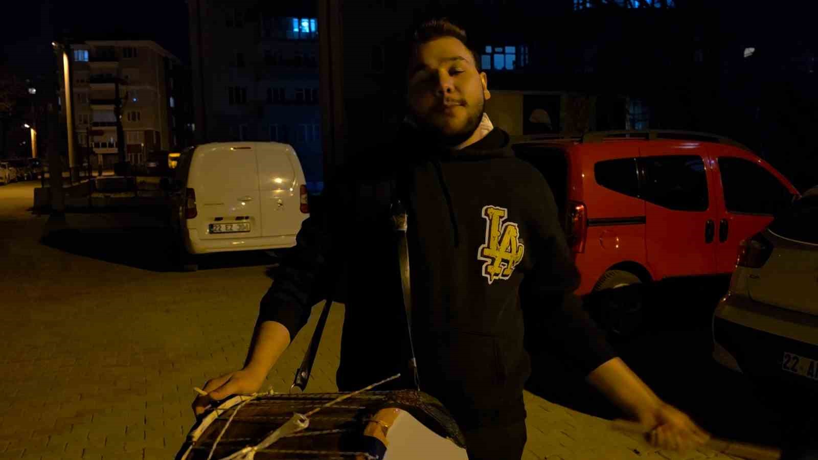 dedesinden kalan davulla mahalleliyi sahura uyandiriyor 0 SybwNrYM