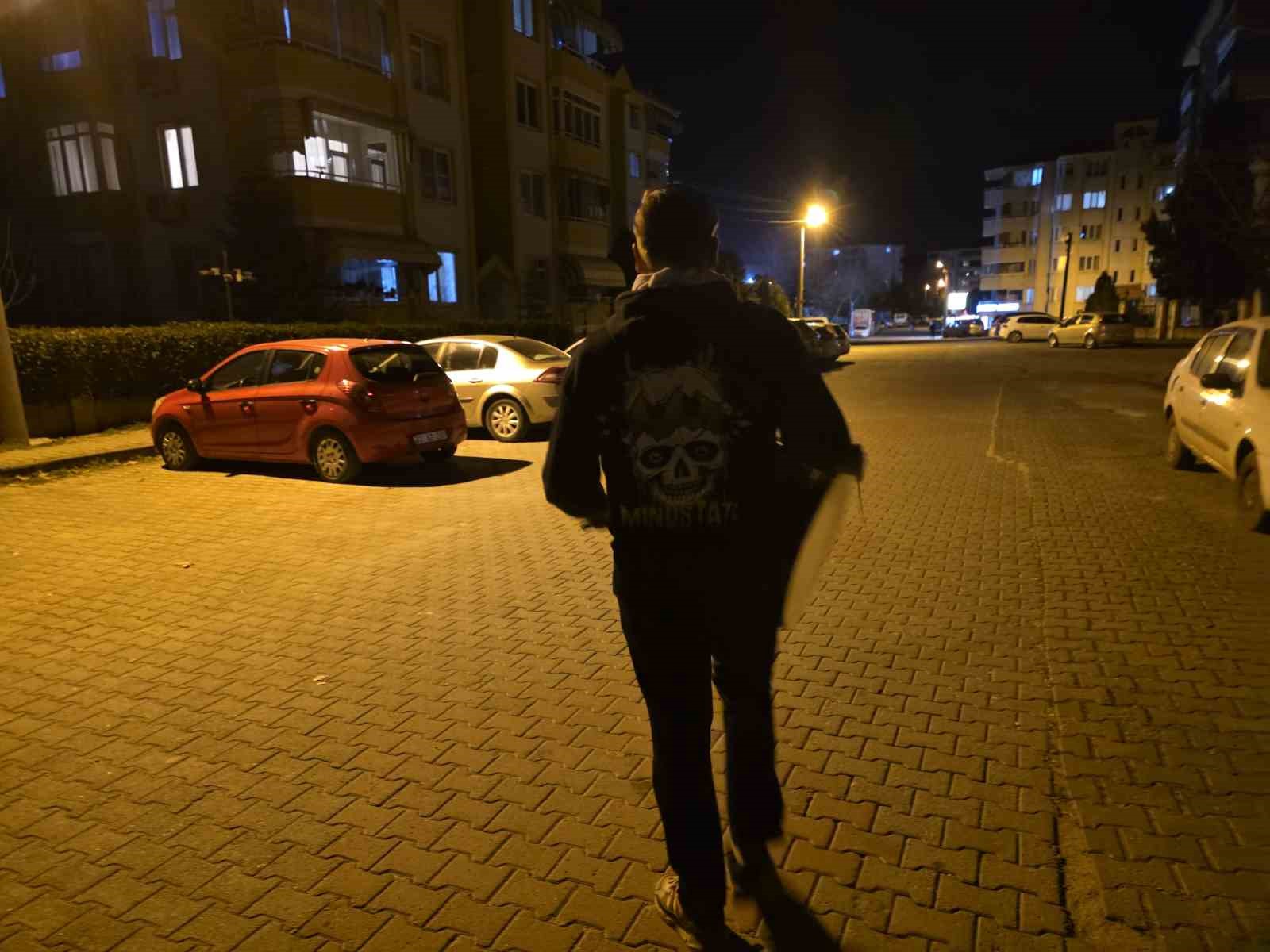 dedesinden kalan davulla mahalleliyi sahura uyandiriyor 1 BXiSmtWa