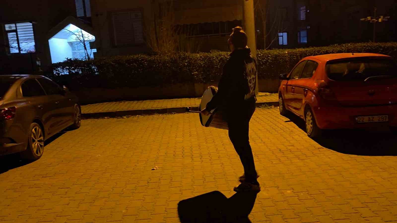 dedesinden kalan davulla mahalleliyi sahura uyandiriyor 4 rq9JD67i