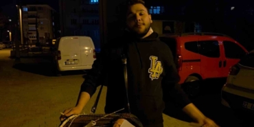 dedesinden-kalan-davulla-mahalleliyi-sahura-uyandiriyor-UyUB8Xak.jpg