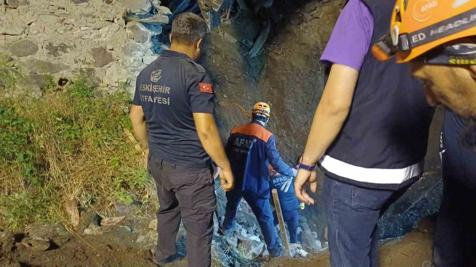 define ararken toprak altinda kalan adamin cenazesi 18 saat sonra cikarildi 4 fbVDnJiJ
