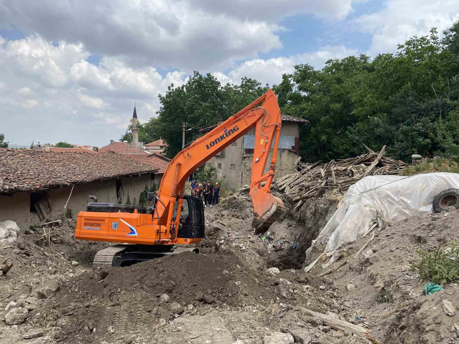 define ararken toprak altinda kalan adamin cenazesi 18 saat sonra cikarildi 5 ecZkseEw