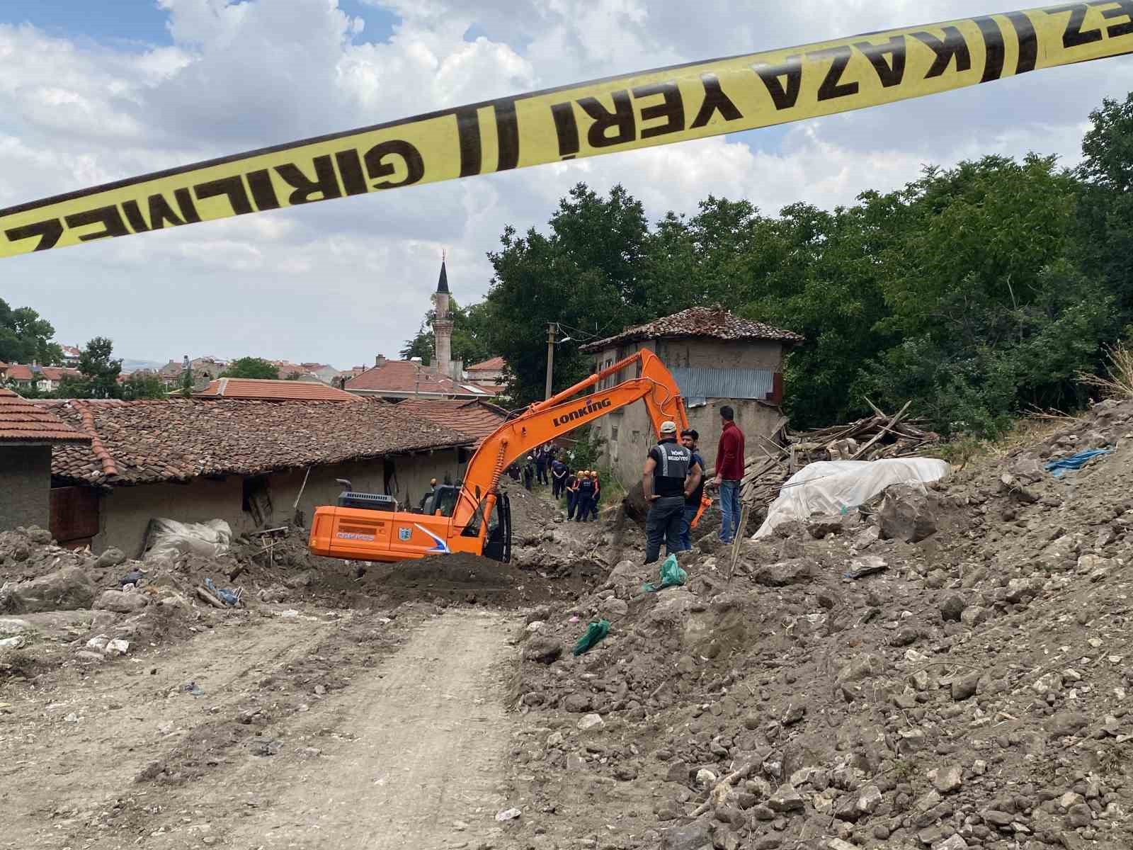 define ararken toprak altinda kalan adamin cenazesi 18 saat sonra cikarildi 6 LyPaILqn