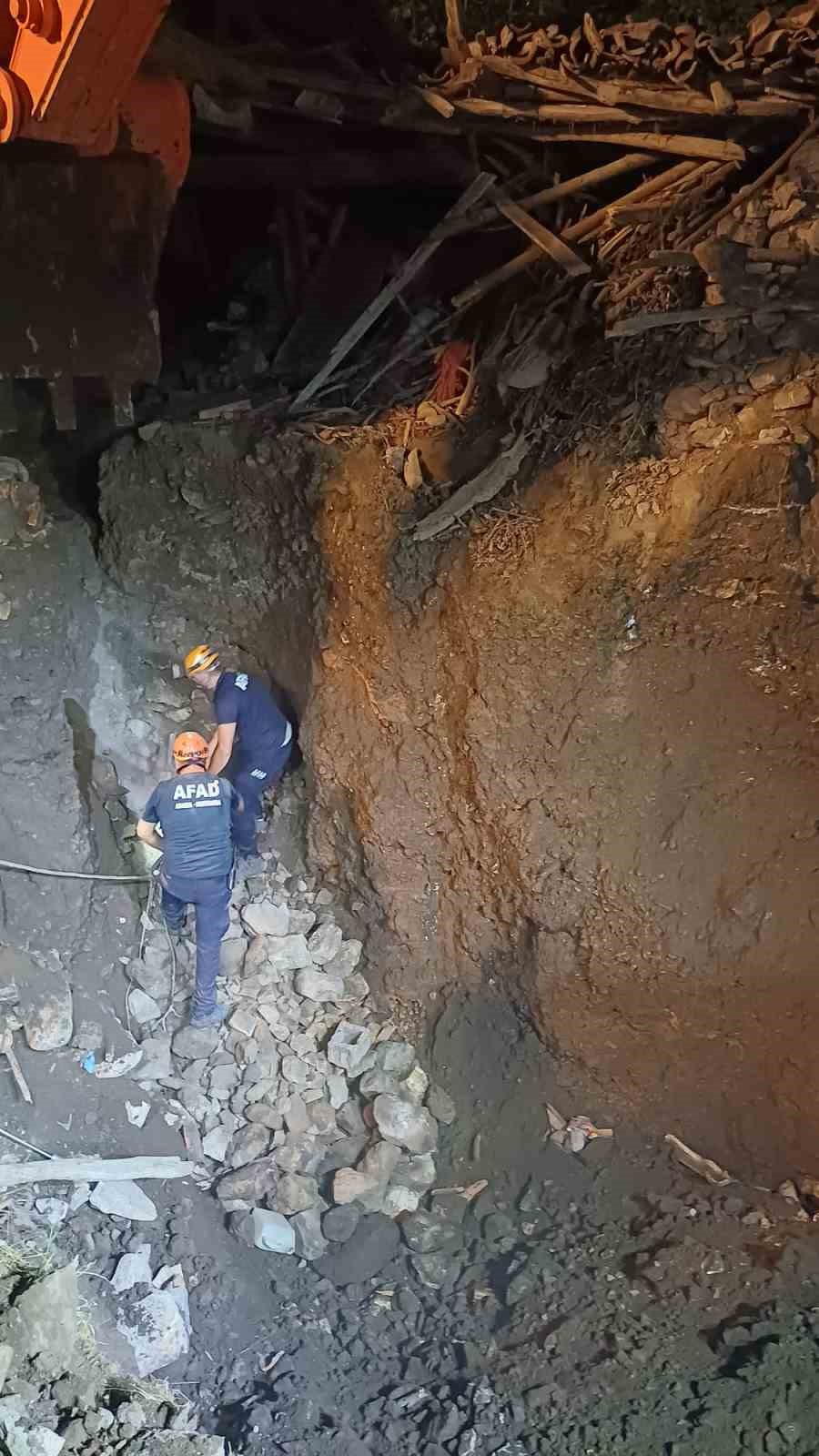 define ararken toprak altinda kalan adamin cenazesi 18 saat sonra cikarildi 8 8EVfEZZK
