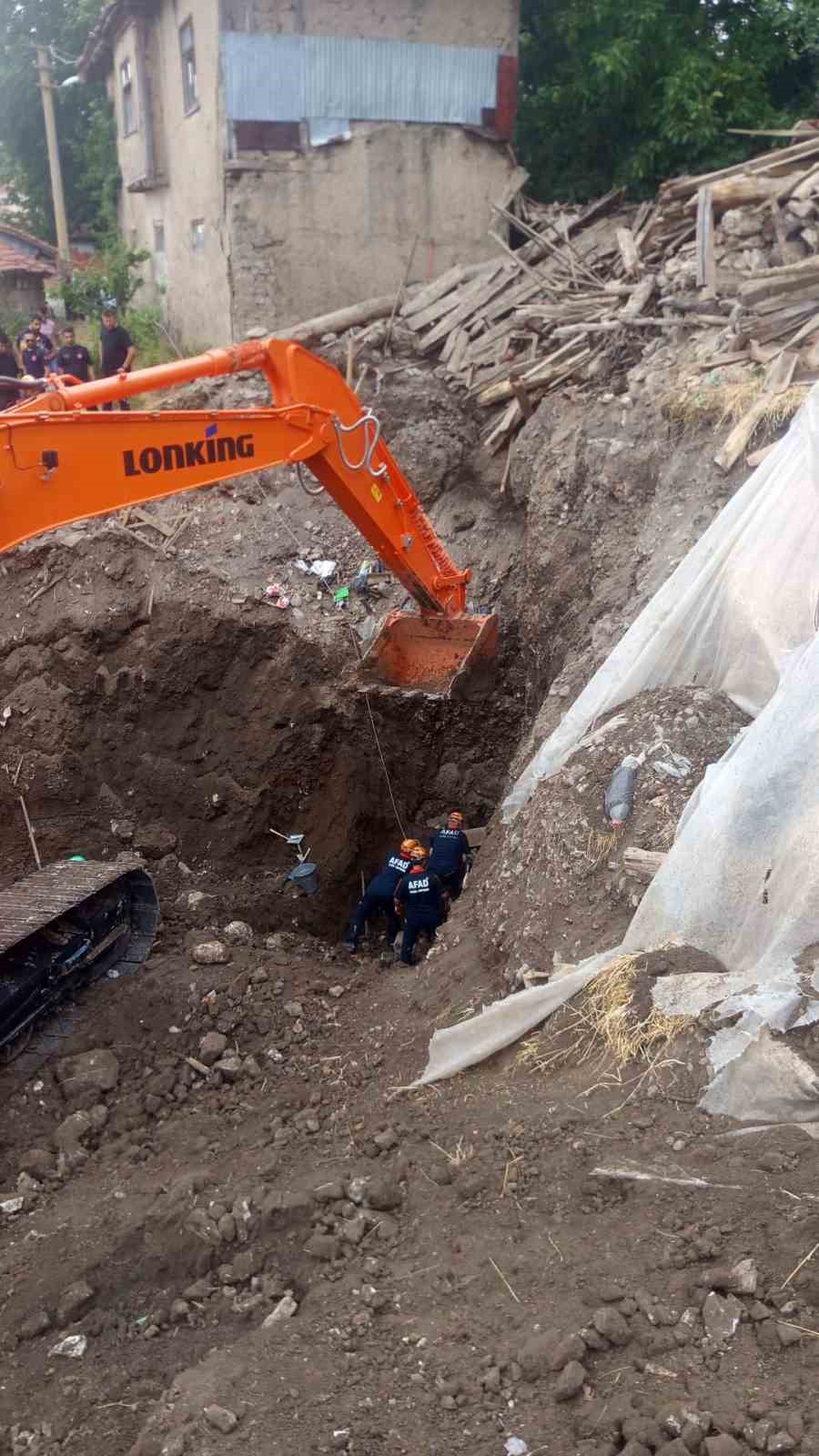 define ararken toprak altinda kalan adamin cenazesi 18 saat sonra cikarildi 9 j6EJlQ49