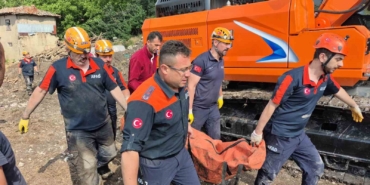 define-ararken-toprak-altinda-kalan-adamin-cenazesi-18-saat-sonra-cikarildi-OHJNyRbY.jpg