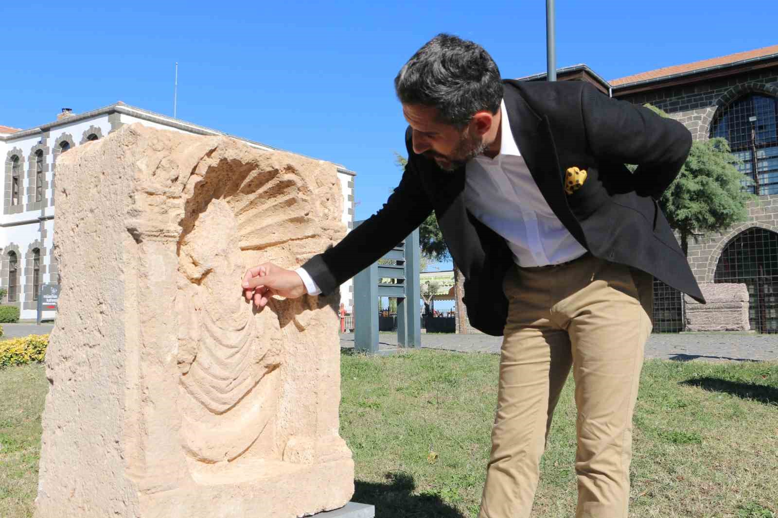 Defineciler tarafından parçalara ayrılmak istenen 1800 yıllık ’Kibele heykeli’ İçkale Müzesinde sergileniyor 4 defineciler tarafindan parcalara ayrilmak istenen 1800 yillik kibele heykeli ickale muzesinde sergileniyor 0 aEtvC1WQ