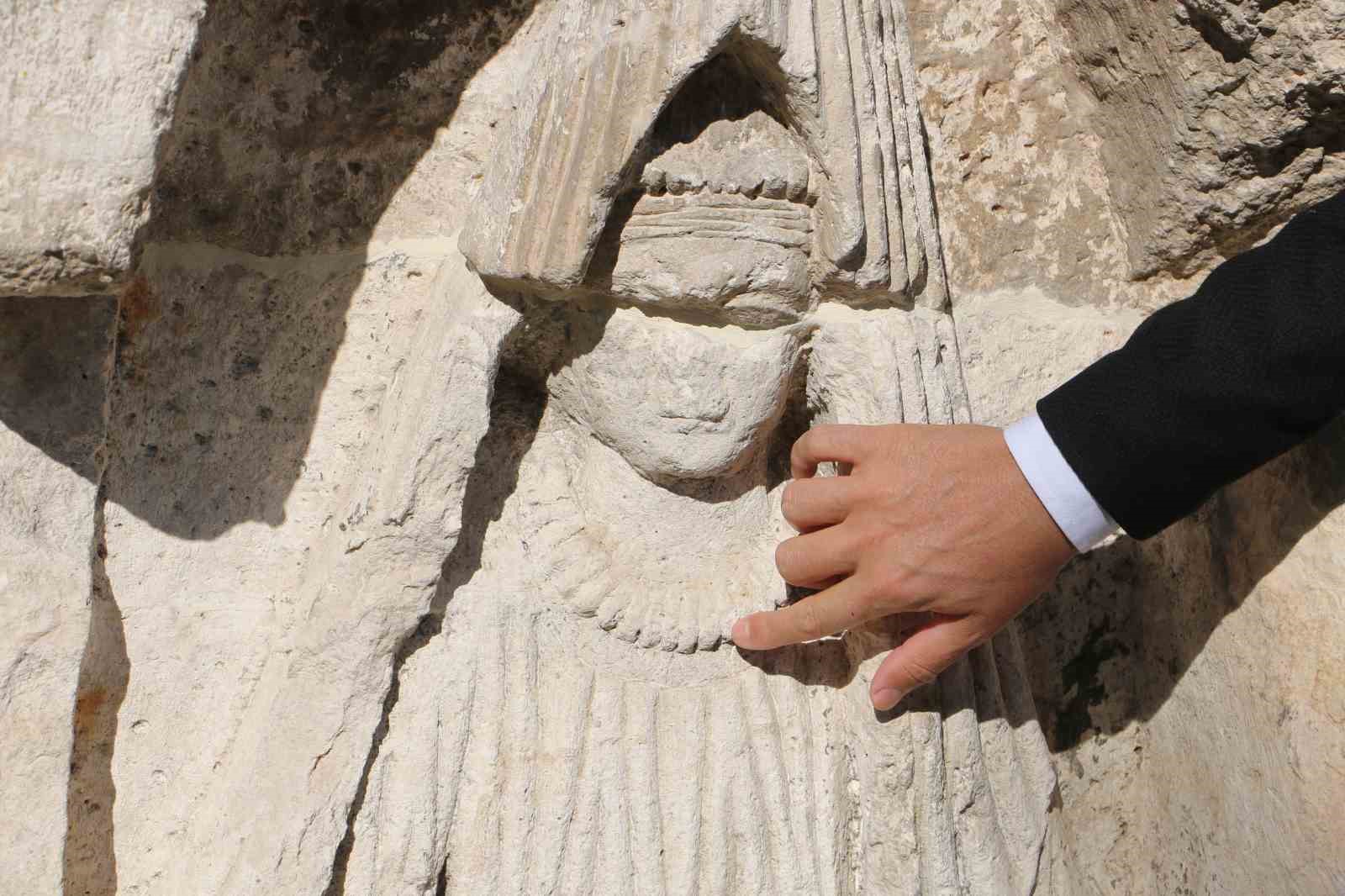 Defineciler tarafından parçalara ayrılmak istenen 1800 yıllık ’Kibele heykeli’ İçkale Müzesinde sergileniyor 6 defineciler tarafindan parcalara ayrilmak istenen 1800 yillik kibele heykeli ickale muzesinde sergileniyor 2 wN85Dniu