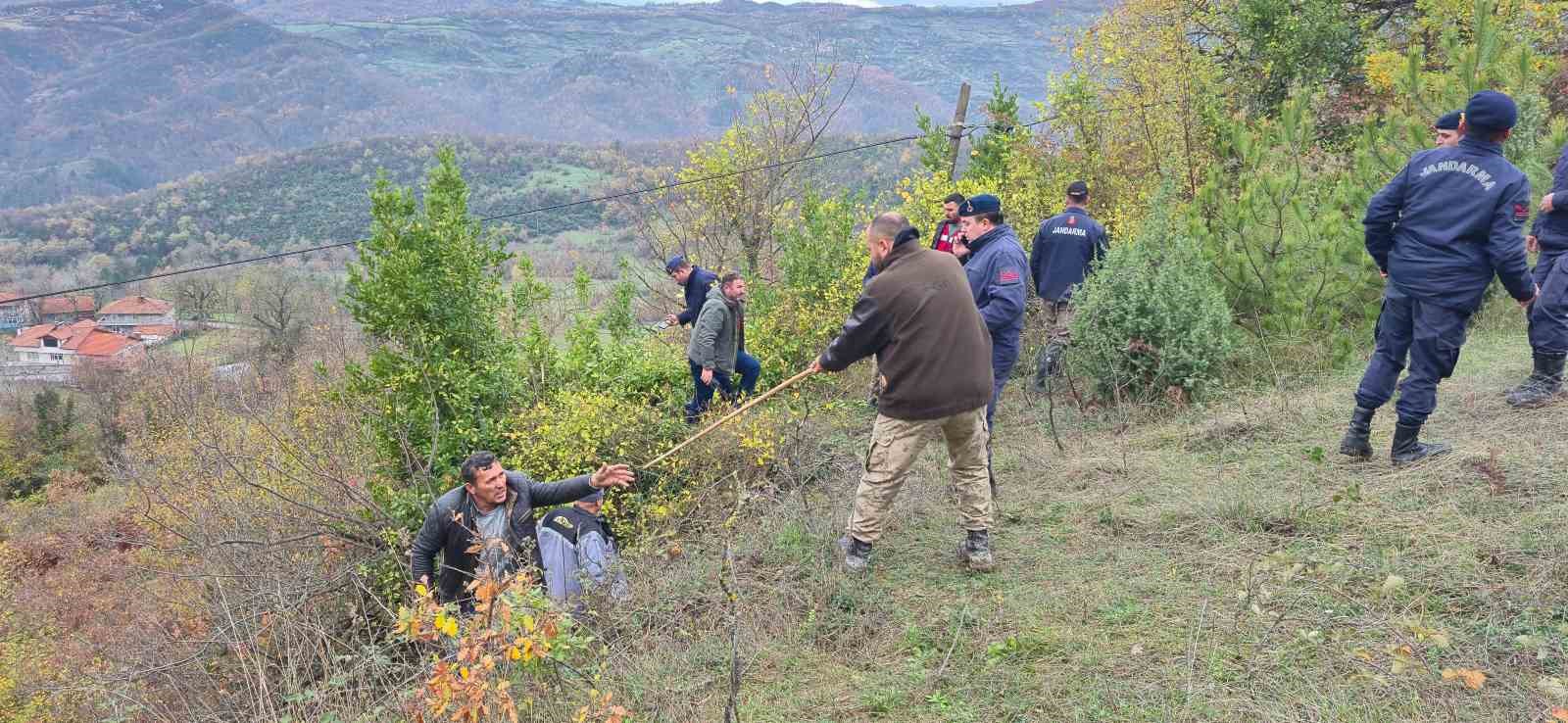 Defne toplarken kaybolan kadının cansız bedeni bulundu: O anlar İHA kameralarına yansıdı 4 defne toplarken kaybolan kadinin cansiz bedeni bulundu o anlar iha kameralarina yansidi 0 nwwLM9FK