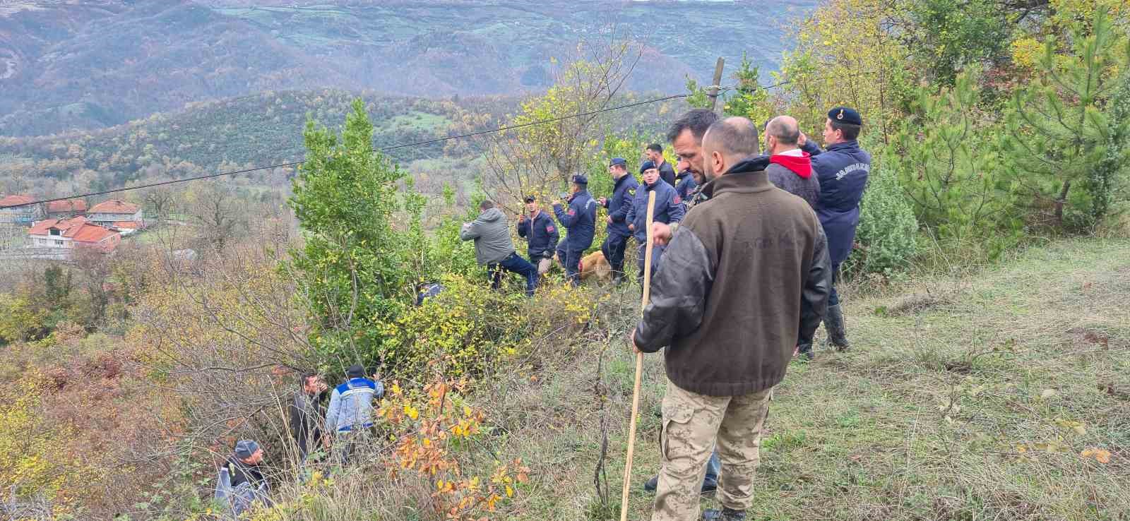 Defne toplarken kaybolan kadının cansız bedeni bulundu: O anlar İHA kameralarına yansıdı 5 defne toplarken kaybolan kadinin cansiz bedeni bulundu o anlar iha kameralarina yansidi 1
