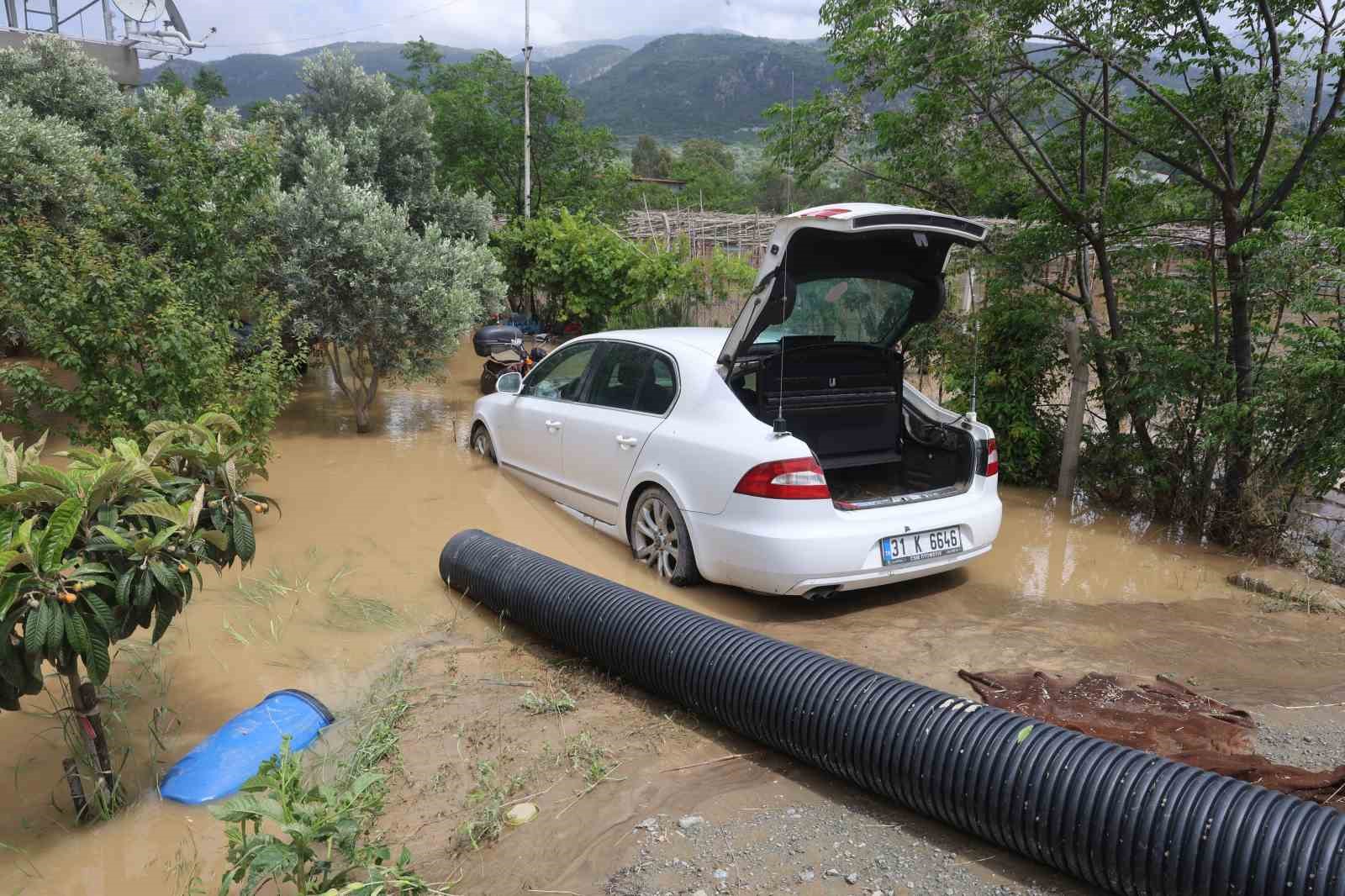 defnede tarim arazileri sular altinda kalirken evlerde esyalar zarar gordu 3 vbdFsA5g