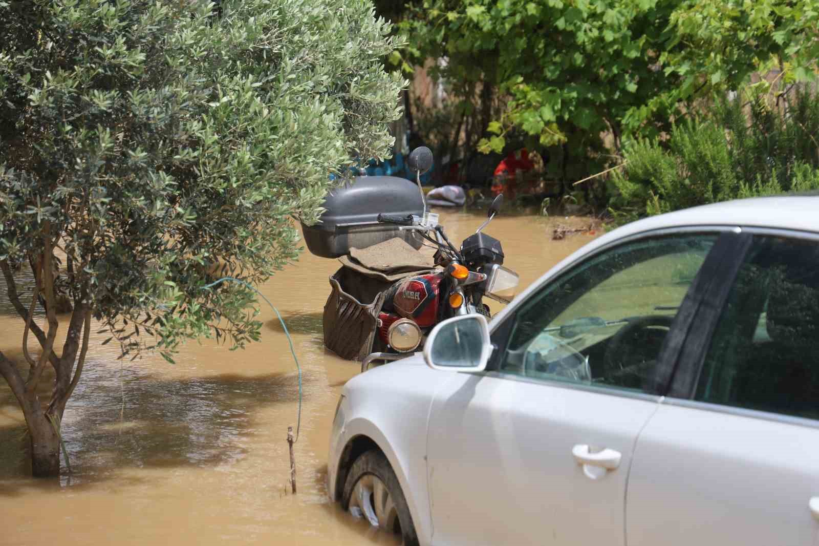 defnede tarim arazileri sular altinda kalirken evlerde esyalar zarar gordu 6 GNZSNI5T