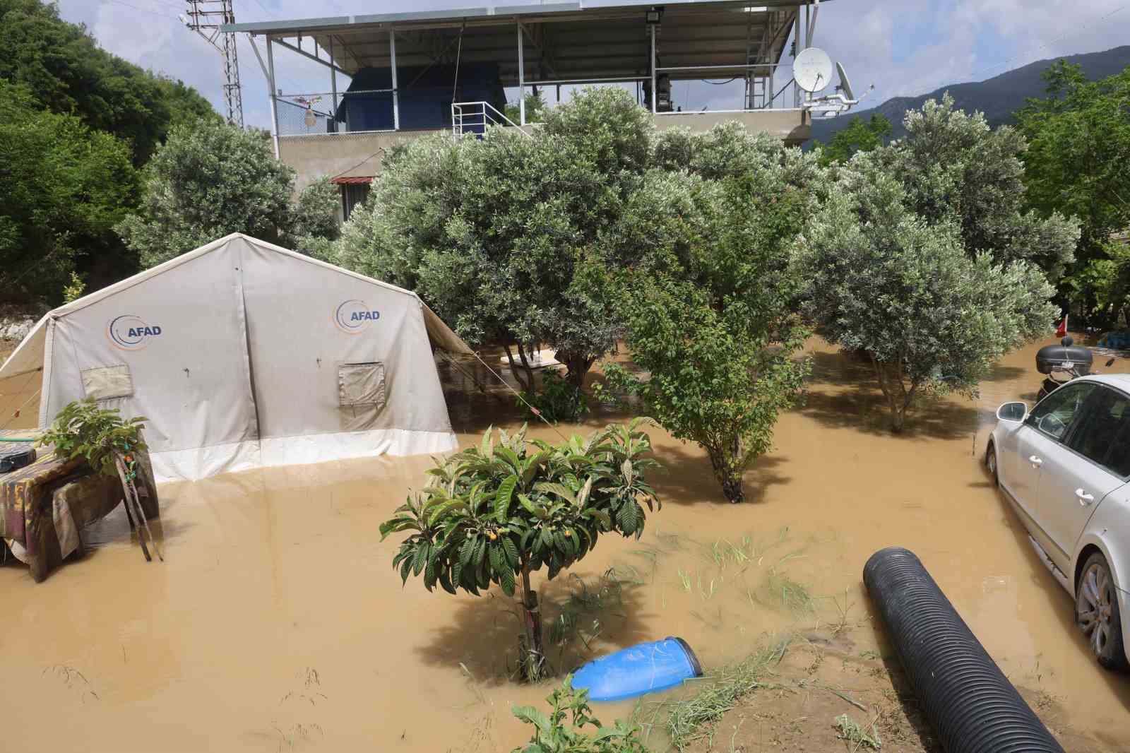 defnede tarim arazileri sular altinda kalirken evlerde esyalar zarar gordu 7 Z9Ae6KZE