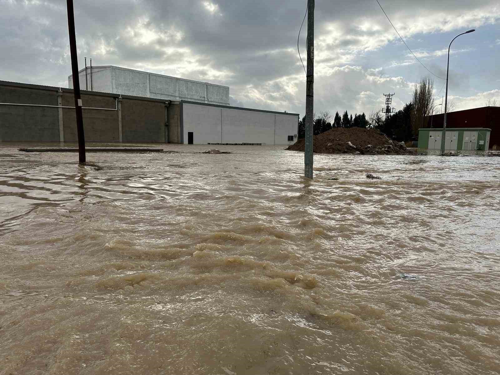 degirmendere deresi tasti tarim arazilerini ve is yerlerini su basti 1 rZv5F6IM