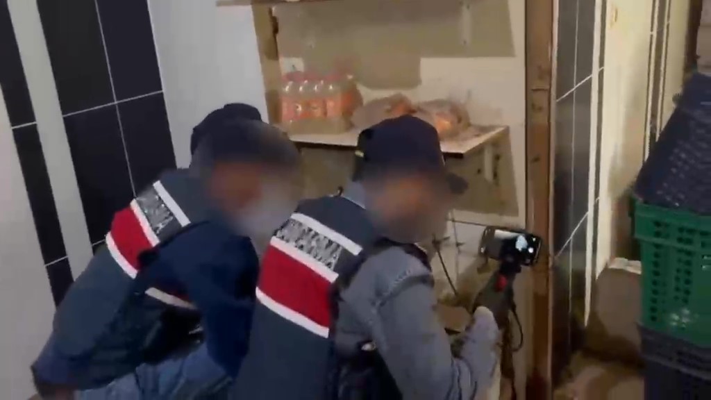 Dekoratif rafın arkasındaki gizli depoda 558 litre sahte içki ele geçirildi 4 dekoratif rafin arkasindaki gizli depoda 558 litre sahte icki ele gecirildi 0 mlkNIHkE
