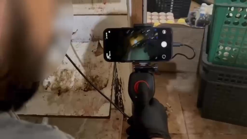 Dekoratif rafın arkasındaki gizli depoda 558 litre sahte içki ele geçirildi 5 dekoratif rafin arkasindaki gizli depoda 558 litre sahte icki ele gecirildi 1 WZcEXXYi