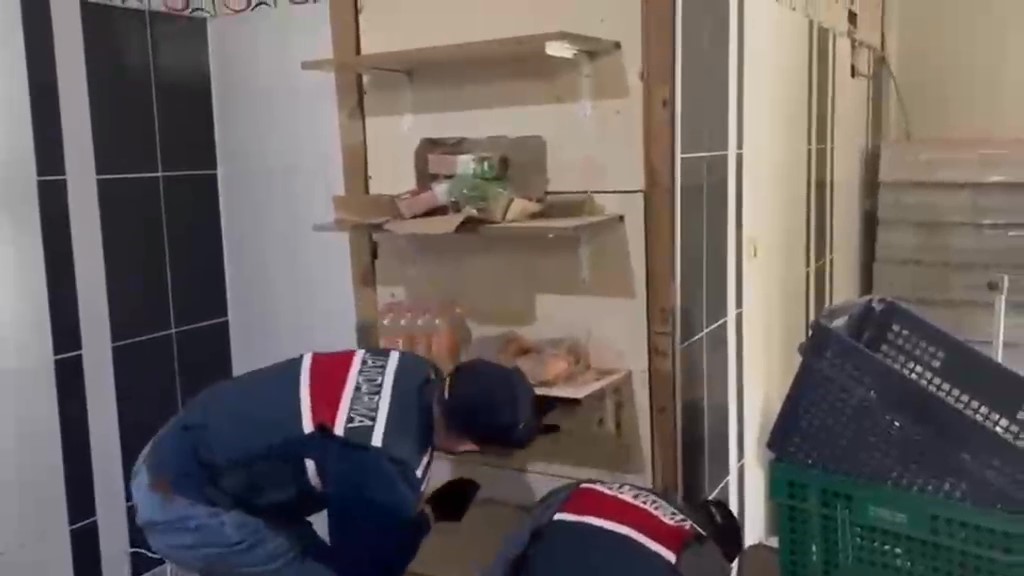 Dekoratif rafın arkasındaki gizli depoda 558 litre sahte içki ele geçirildi 6 dekoratif rafin arkasindaki gizli depoda 558 litre sahte icki ele gecirildi 2 n9WiT358