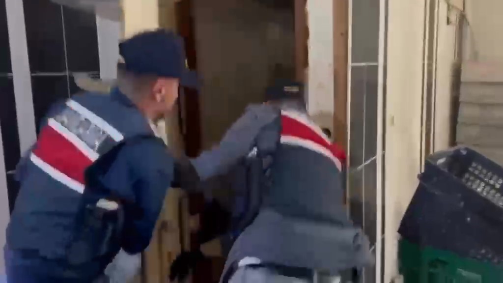 Dekoratif rafın arkasındaki gizli depoda 558 litre sahte içki ele geçirildi 7 dekoratif rafin arkasindaki gizli depoda 558 litre sahte icki ele gecirildi 3 PbV4ewdj
