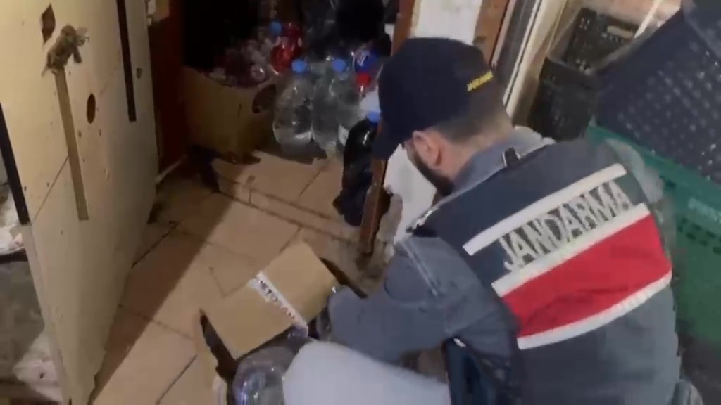 Dekoratif rafın arkasındaki gizli depoda 558 litre sahte içki ele geçirildi 8 dekoratif rafin arkasindaki gizli depoda 558 litre sahte icki ele gecirildi 4
