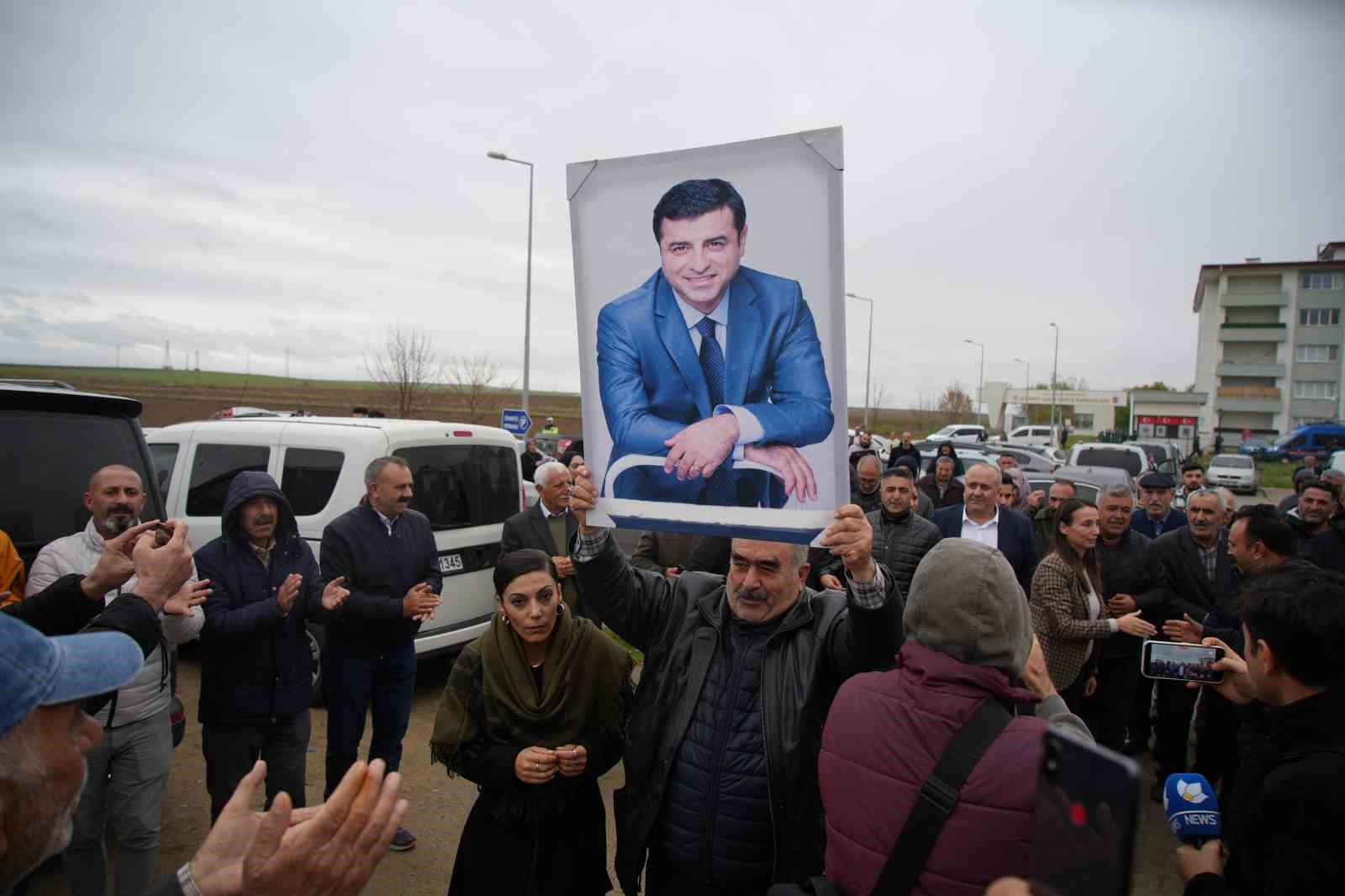 DEM Parti Genel Başkanı Hatimoğulları, Selahattin Demirtaş’ı ziyaret etti 9 dem parti genel baskani hatimogullari selahattin demirtasi ziyaret etti 5 hrzdaXvV