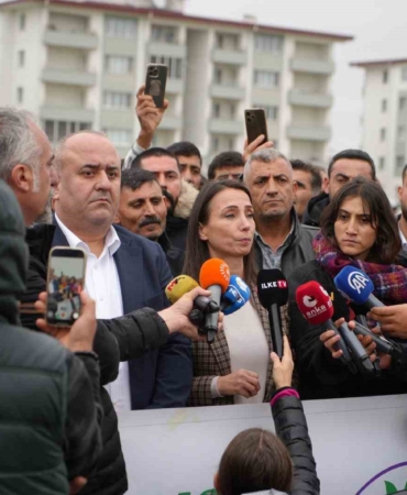 dem-parti-genel-baskani-hatimogullari-selahattin-demirtasi-ziyaret-etti-bMHMUNjj.jpg