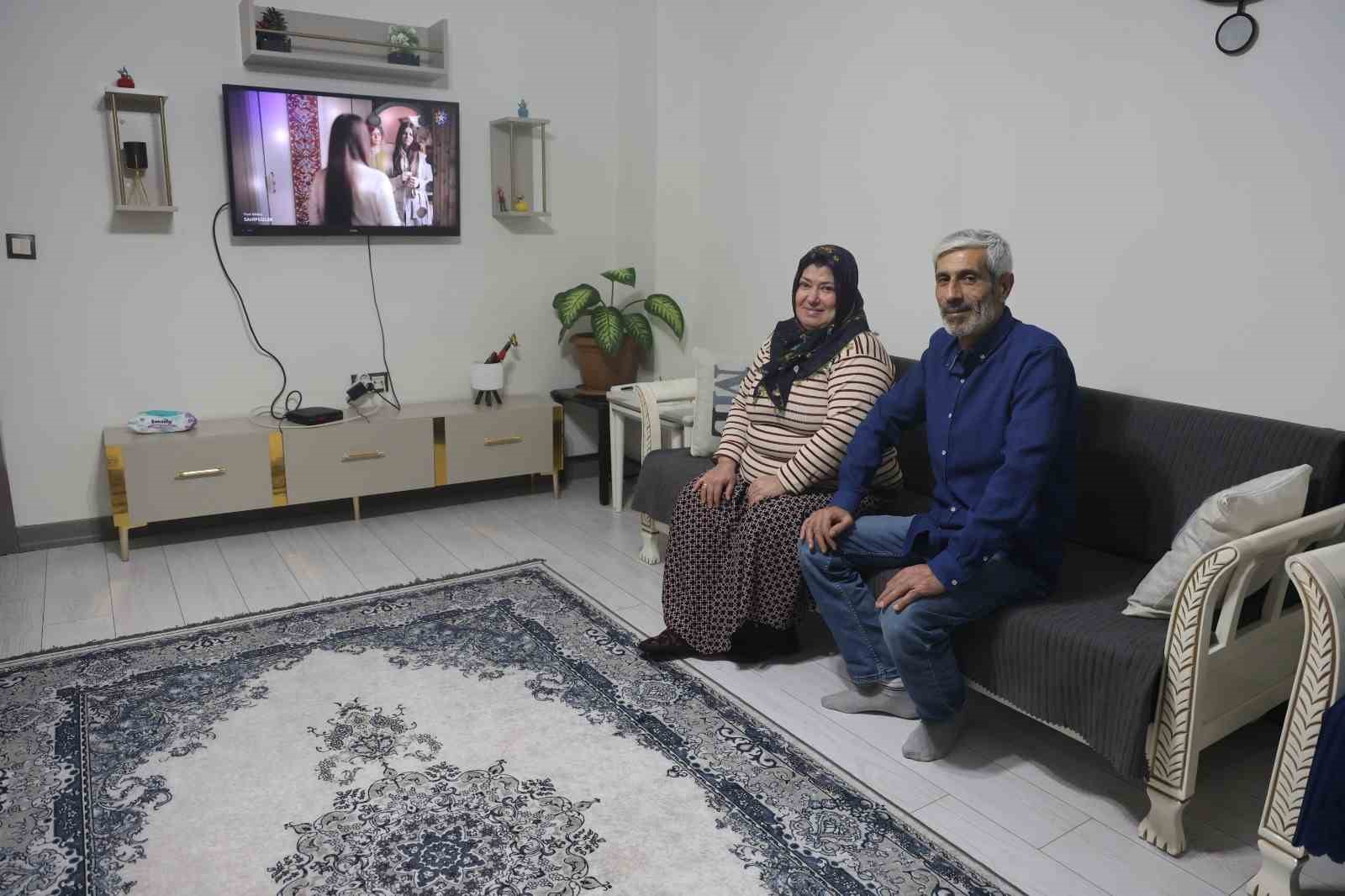 dem partili milletvekilinin santiye sefi yakistirmasini yaptigi bakan kuruma yuvasina kavusan depremzedelerden destek 0 iva5Xc7J