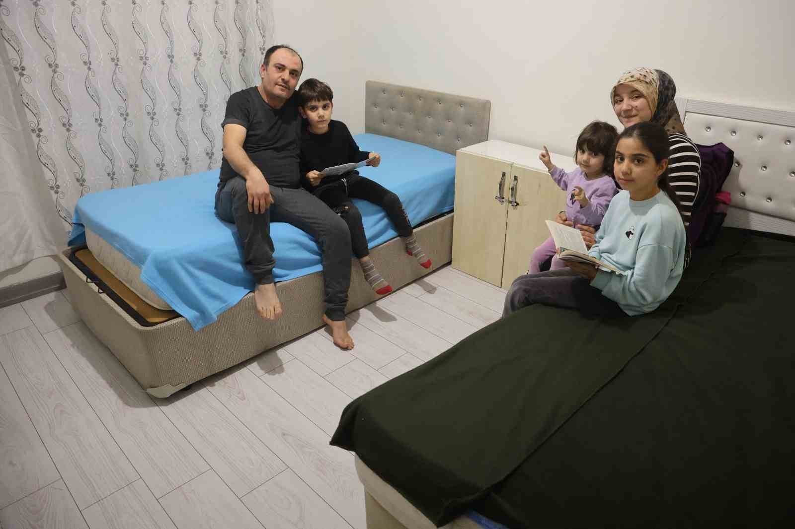 dem partili milletvekilinin santiye sefi yakistirmasini yaptigi bakan kuruma yuvasina kavusan depremzedelerden destek 1 aHN61NF5