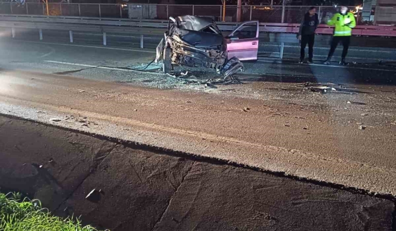 demir-bariyerlere-carpan-otomobil-parcalandi-surucu-yaralandi-pdqaB7cn.jpg