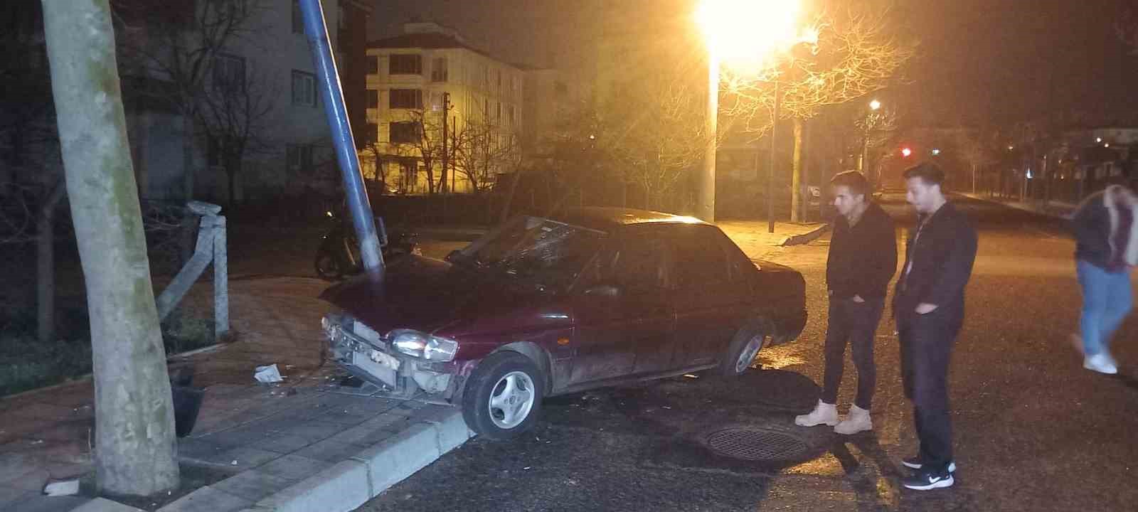 demir direge saplandi hurdaya donen arac surucusu kayiplara karisti 2 1ywOFCW1