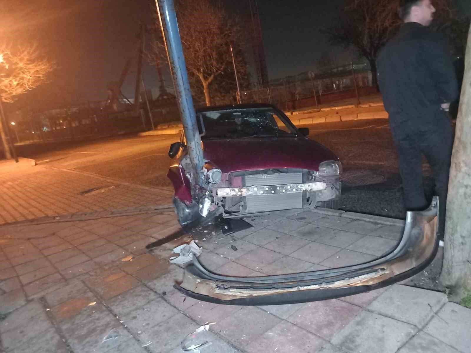 demir direge saplandi hurdaya donen arac surucusu kayiplara karisti 3 Bd17EmDT