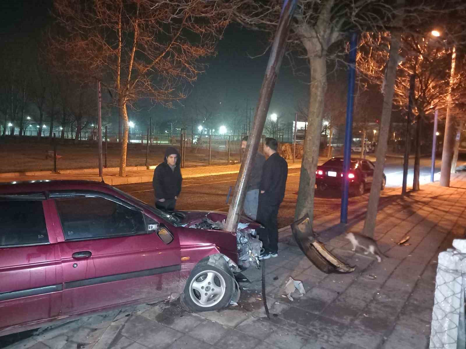 demir direge saplandi hurdaya donen arac surucusu kayiplara karisti 4 nN1s55Vh