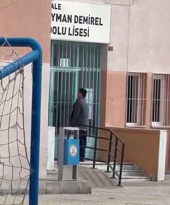 demir kapidan atlayarak yetismeye calisti sinava alinmayinca duvarindan atlayarak okuldan ayrildi 1 sCOGUTFv