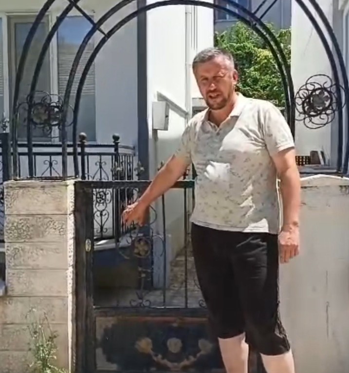 Demir kapıya sıkışan köpeği itfaiye kurtardı 5 demir kapiya sikisan kopegi itfaiye kurtardi 1
