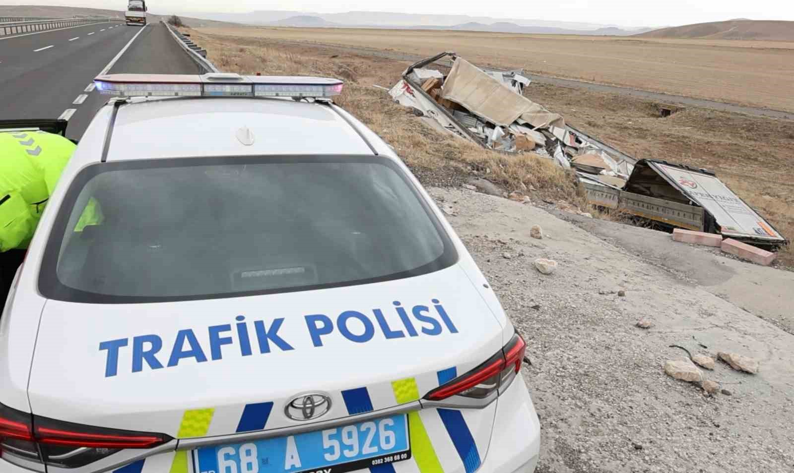 Demir profil yüklü tır şarampole düştü: 1 ağır yaralı 5 demir profil yuklu tir sarampole dustu 1 agir yarali 1 RWi2DIuR