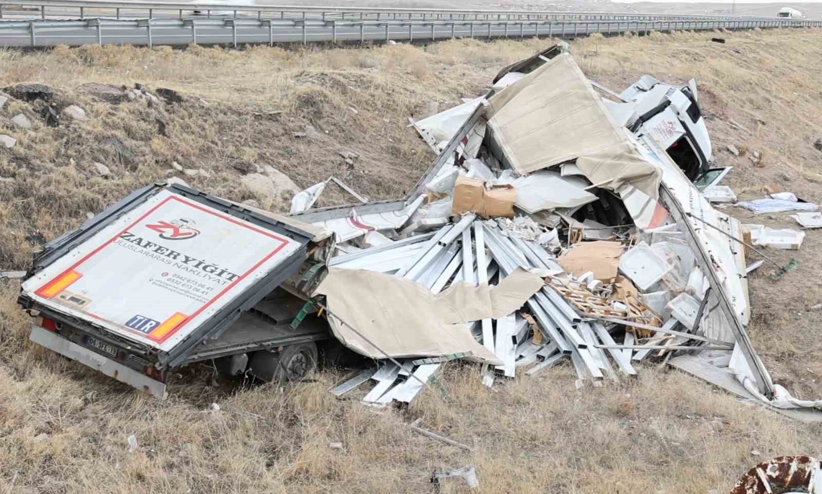 Demir profil yüklü tır şarampole düştü: 1 ağır yaralı 9 demir profil yuklu tir sarampole dustu 1 agir yarali 5 MryLrscp