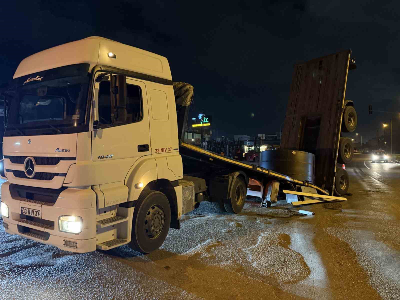 demir rulo yuklu dorse ortadan ikiye ayrildi 2 jMQWdyHc