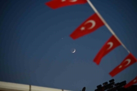 demirci-semalarinda-mest-eden-goruntu-hilal-ve-yildiz-yan-yana-SMapv1sR.jpg