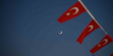 demirci-semalarinda-mest-eden-goruntu-hilal-ve-yildiz-yan-yana-SMapv1sR.jpg