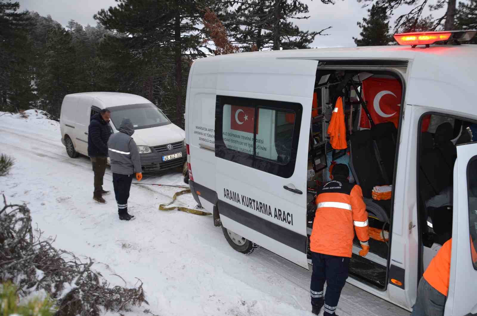 demircide kar nedeniyle yolda mahsur kalan 3 avci kurtarildi 0 XMXuD7lY