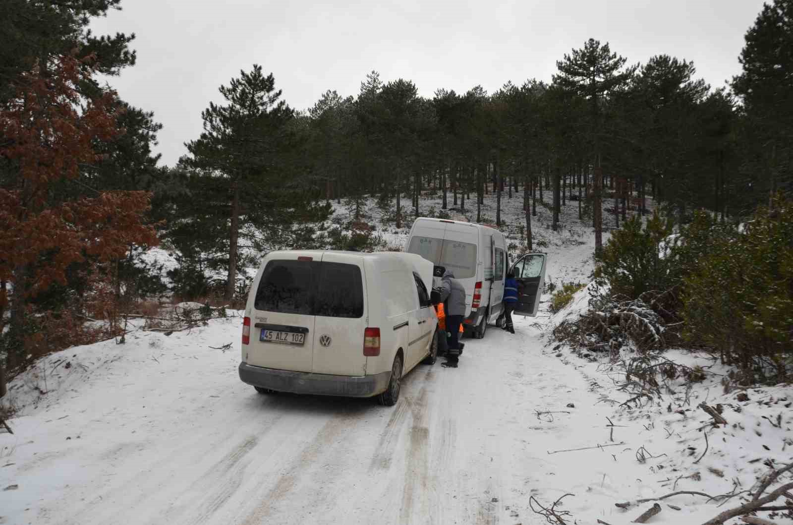 demircide kar nedeniyle yolda mahsur kalan 3 avci kurtarildi 1 rUk9kdjf