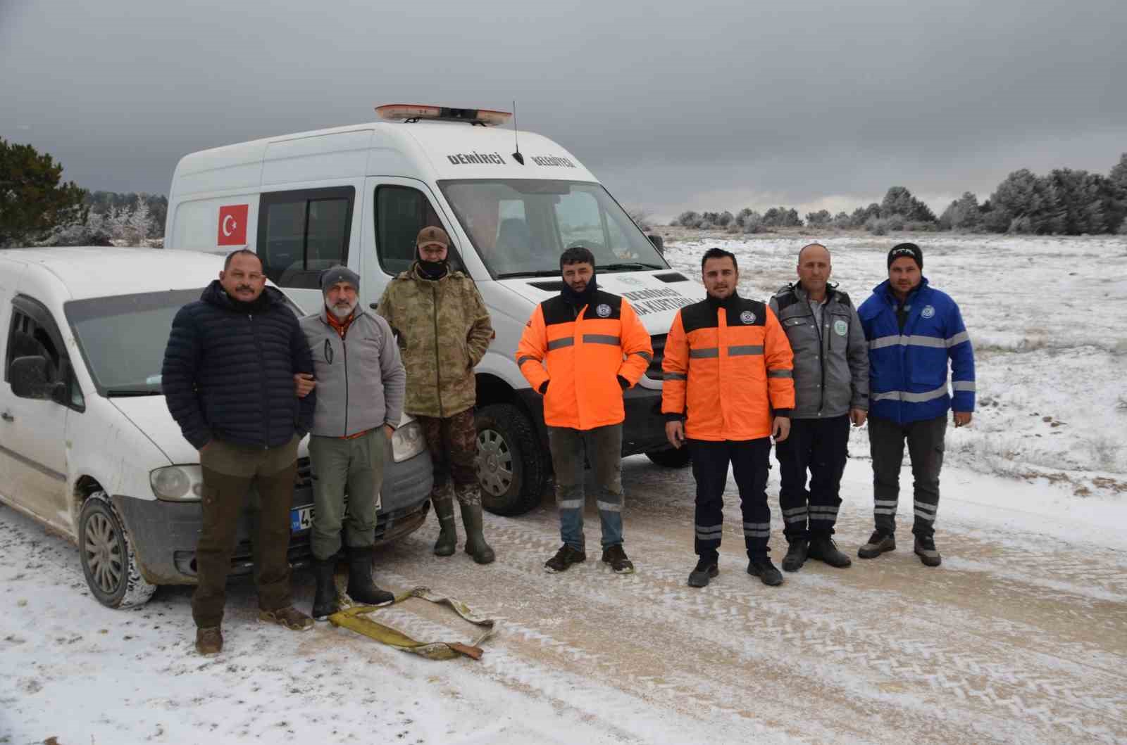 demircide kar nedeniyle yolda mahsur kalan 3 avci kurtarildi 4 IVhR5dNs