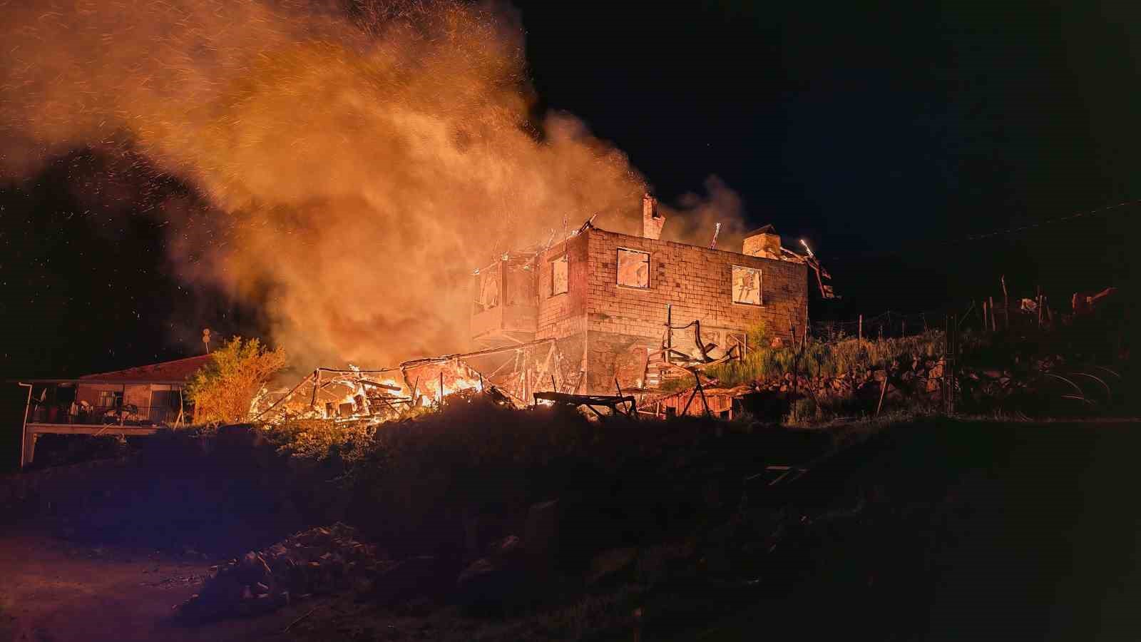 Demirci’de korkutan ev yangını 4 demircide korkutan ev yangini 0 TAmM2u4w