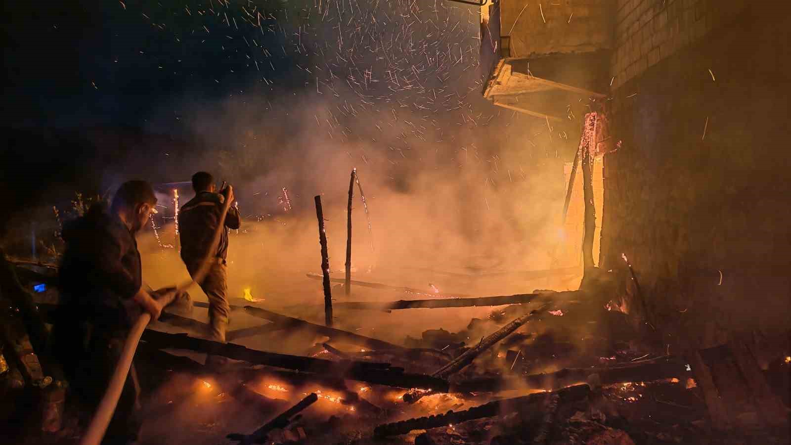 Demirci’de korkutan ev yangını 6 demircide korkutan ev yangini 2 mPUekXFG